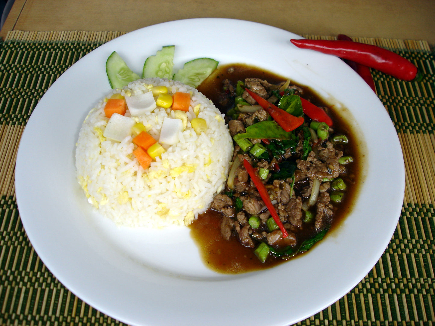 E09BF Pad Ka Prao Beef with Rice or Fried Rice / ผัดกระเพราเนื้อราดข้าวผัด