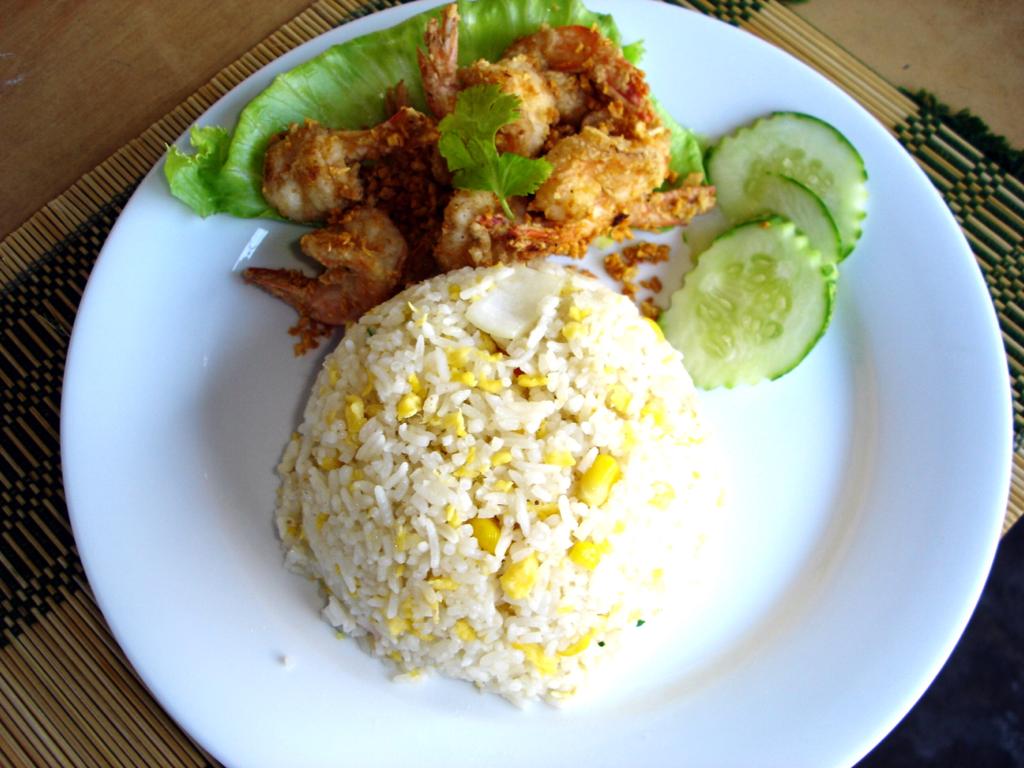 E03PR Fried Garlic Prawn with Rice or Fried Rice / กุ้งกระเทียมราดข้าวผัด
